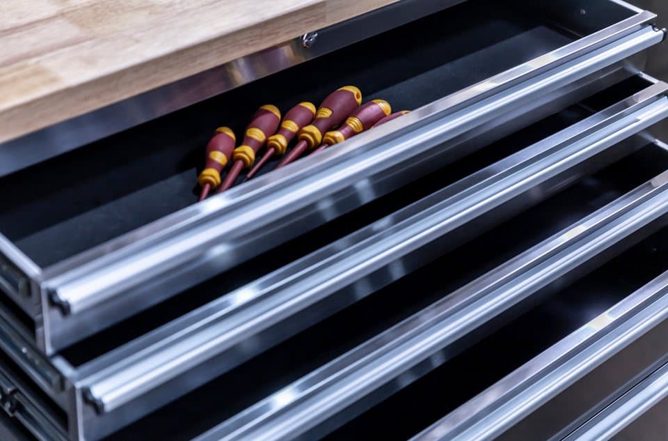 ONDIS24 Werkstattwagen Werkzeugwagen aus Edelstahl mit 1 Tür 10 Schubladen, max. Traglast:300 kg, fahrbar, kugelgelagerten Schubladen, abschließbar, Massivholzplatte - Thumbnail 6