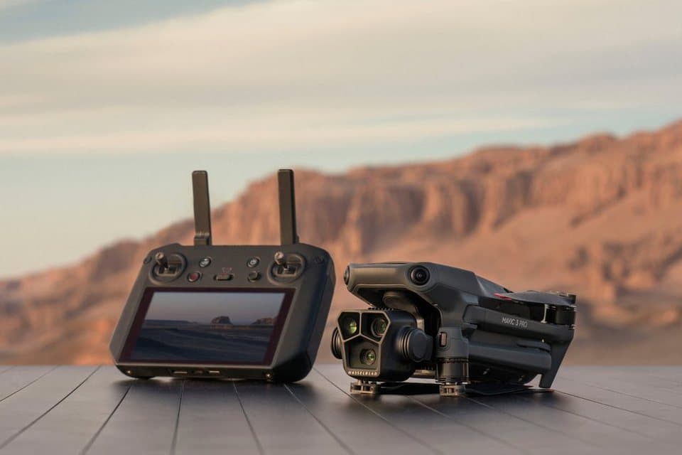 DJI Mavic 3 Pro Fly More Combo (DJI RC) Drohne (5,1K, DJI RC Fernsteuerung, 3 Akkus, Ladestation und Umhängetasche) - Thumbnail 17
