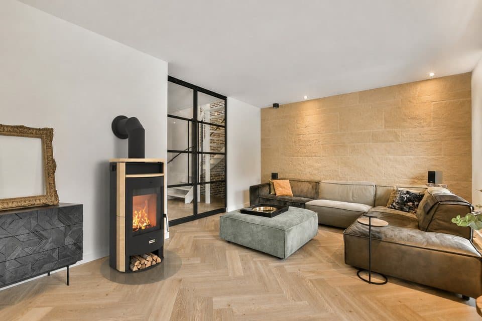 Hanseatic Kaminofen "MAIA Sandstein", Exklusiv, Lieferung bis ins Wohnzimmer, 6,2 kW, Zeitbrand, Große Sichtscheibe, mit Tee- und Holzfach - Thumbnail 2