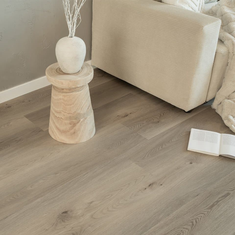 HOME DELUXE Vinylboden Klick-Vinylboden mit Trittschall Eiche - LOMEA, Feuchtraumbereich geeignet, Integrierte Schalldämmung, Fußbodenheizung geeignet, Vinylbodenbelag in Holzoptik, Dielenboden